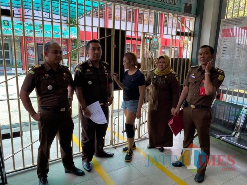 Maria P saat dibawa tim Kejari Kota Malang ke Lapas Wanita Klas II A Sukun oleh Tim Kejari Kota Malang ( MalangTIMES)