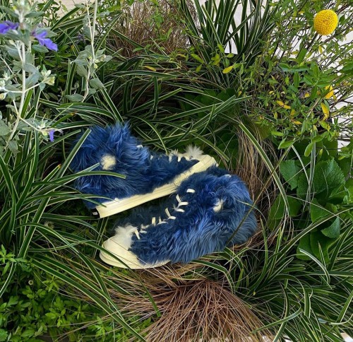 Sepatu berbulu kolaborasi Ambush Official x Converse (Foto: Instagram @yoon_ambush)