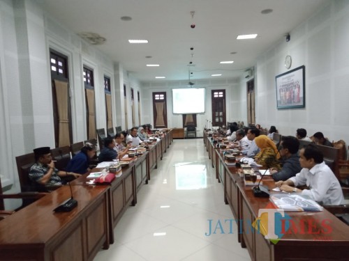 Suasana hearing Komisi B DPRD Kota Malang dan Direktur Utama Perunda Tugu Tirta Kota Malang beserta staff (Pipit Anggraeni/MalangTIMES).