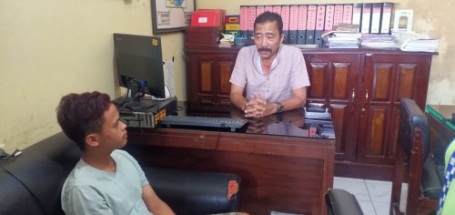 Tersangka Ryan diperiksa di ruang reskrim Polsek Kanigoro
