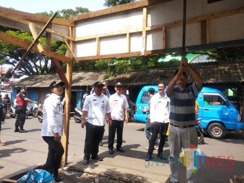 Wali Kota Malang Sutiaji (bertopi) saat memeriksa proses pemindahan pedagang di kawasan Pasar Baru Timur Comboran Malang, Rabu (15/1). (Arifina Cahyanti Firdausi/MalangTIMES)