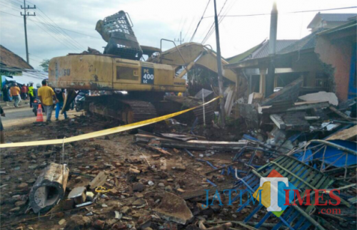 Posisi truk pengangkut backhoe yang menabrak rumah di Jl Ir Soekarno, Dusun Dadaptulis Utara, Kelurahan Dadaprejo, Kecamatan Junrejo, Kota Batu, beberapa waktu lalu. (Foto: Irsya Richa/MalangTIMES)