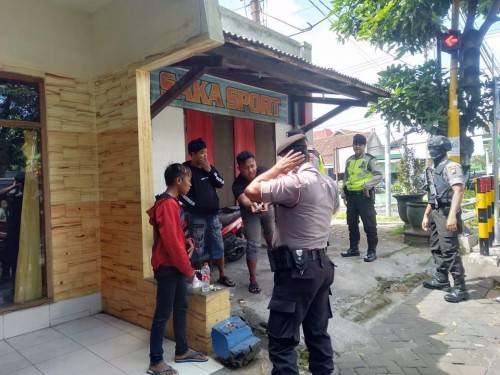 Anggota Polres Malang saat melakukan razia pemberantasan aksi premanisme dan praktik prostitusi di wilayah Kecamatan Kepanjen