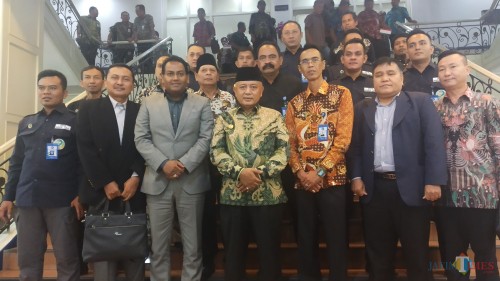 Bupati Malang M. Sanusi (tengah) foto bersama dengan perwakilan investor usai pertemuan yang digelar Kamis (16/1/2020) (Pipit Anggraeni/MalangTIMES).