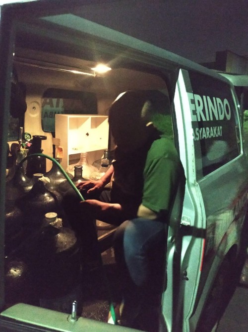 Warga Perumahan BTU saat mengantre mengisi air bersih dengan bantuan mobil ambulans Partai Perindo Malang (Istimewa).