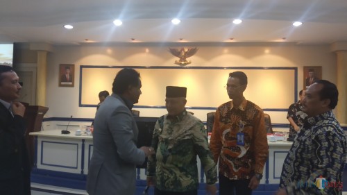 Bupati Malang M. Sanusi (tengah) saat berbincang dengan investor asing dalam penanaman modal untuk pengembangan wilayah Ngantang (Pipit Anggraeni/MalangTIMES).