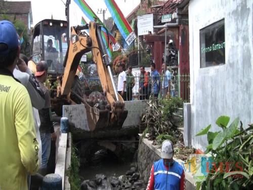 Petugas saat melakukan normalisasi di saluran air di Jalan Semeru, Kelurahan Sisir, Kecamatan Batu, Kamis (16/1/2020). (Foto: Irsya Richa/MalangTIMES)