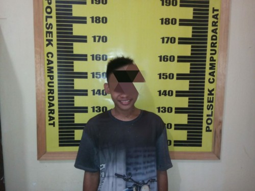 Tersangka DK saat di Polsek Campurdarat / Foto : Dokpol / Tulungagung TIMES