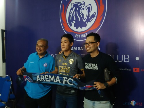 Oh In-Kyun saat dikenalkan manajemen Arema FC sebagai pemain asing baru musim kompetisi 2020. (Hendra Saputra)