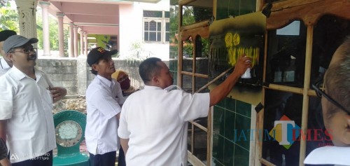 Pemberian label kepada keluarga penerima PKH (Foto : Korkab PKH / Jatim TIMES)