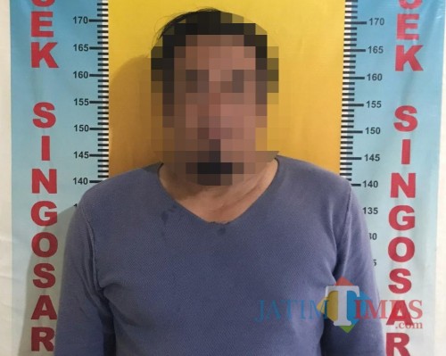 Tersangka Mohamat Sholeh saat diamankan polisi lantaran kasus penganiayaan (Foto : Polsek Singosari for MalangTIMES)