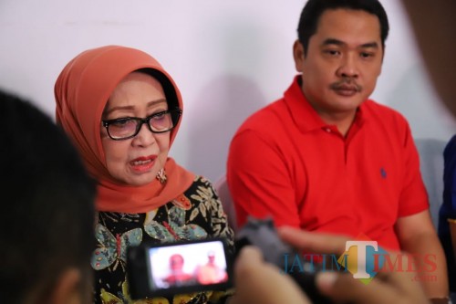 (kiri) Bupati Jombang Hj Mundjidah Wahab didampingi Wakil Bupati Jombang Sumrambah saat diwawancarai sejumlah. (Foto : Adi Rosul / JombangTIMES)