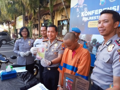 Kapolresta Malang Kota, Kombes Pol Leonardus Simarmata, saat menunjukkan barang bukti uang yang dicuri pelaku (tiga dari kiri) (Anggara Sudiongko/MalangTIMES)