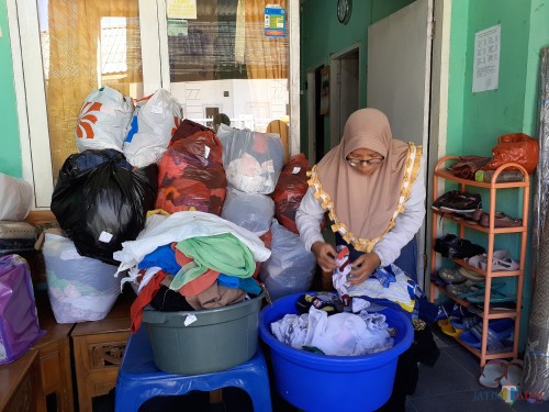 Tumpukan baju yang akan dikerjakan di Pankey Laundry di saat krisis air (Arifina Cahyanti Firdausi/MalangTIMES)