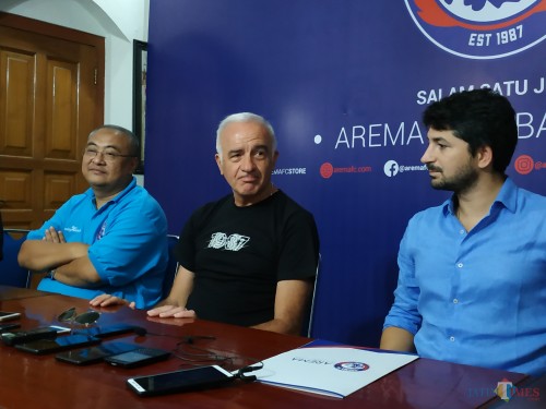 Mario Gomez (tengah) saat dikenalkan sebagai pelatih kepala Arema FC (Hendra Saputra)