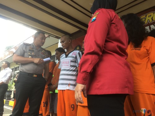 Tersangka MK (baju tahanan motif garis hitam putih) saat sesi rilis ungkap kasus kejahatan jalanan berlangsung (Foto : Ashaq Lupito / MalangTIMES)