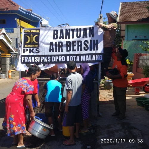 Beberapa warga terdampak air bersih saat mengantre untuk mengisi air bantuan dari Fraksi PKS DPRD Kota Malang (Foto: Fraksi PKS DPRD Kota Malang)