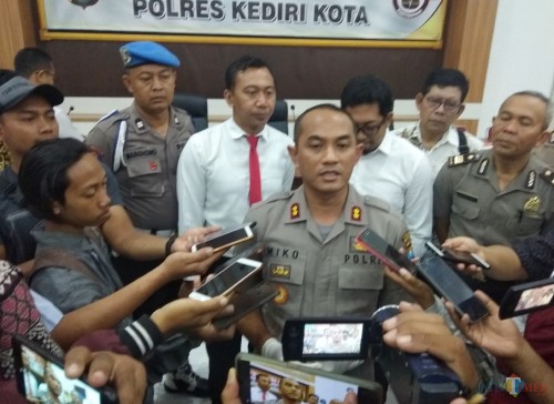 Kapolresta Kediri AKBP Miko Indrayana memberikan keterangan kepada awak media saat menggelar press rilis. (eko Arif s /JatimTimes)