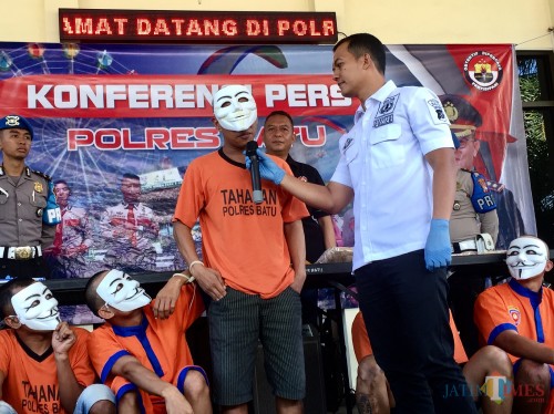 Kasat Narkoba Polres Batu, Iptu Yussi Purwanto saat bertanya kepada tersangka Bujel pengedar ganja di Mako Polres Batu, Kamis (17/1/2020). (Foto: Irsya Richa/MalangTIMES)
