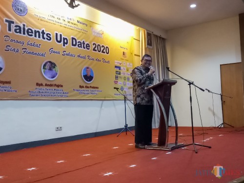 Direktur Pembinaan Pendidikan Keluarga Kementerian Pendidikan dan Kebudayaan RI Dr Sukiman saat menjadi keynote speaker Seminar Nasional Parenting Akbar "Talents Up Date 2020" yang digelar Sekolah Alam Avesiena. (Foto: Ima/MalangTIMES)