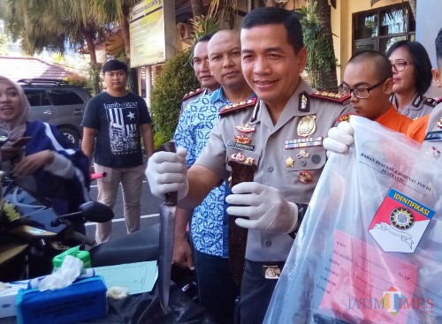 Kapolresta Malang Kota, Kombes Pol Leonardus Simarmata saat menunjukan barang bukti senjata tajam yang disita dari MRA. (Anggara Sudiongko/MALANGTIMES)