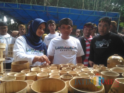 Bupat Lumajang H. Thoriqul Haq ketika melihat kerajinan dari bambu di Sumbermujur (Foto : Moch. R. Abdul Fatah / Jatim TIMES)