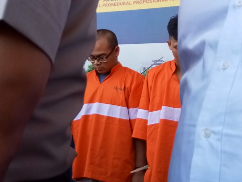 Pelaku pencurian hp (berkacamata)