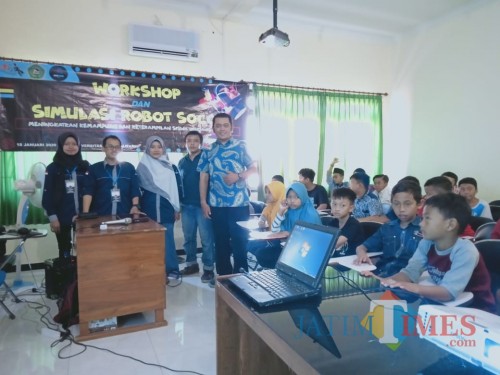Workshop Robot Soccer sukses digelar mahasiswa Siskom Unisba Blitar.(Foto : Aunur Rofiq/BlitarTIMES)