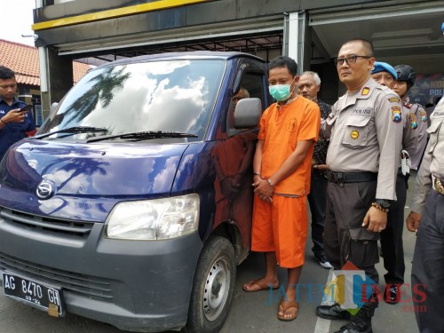 Yudi Monyet dan barang bukti mobil saat di Mapolres Tulungagung. (Foto: Anang Basso / Tulungagung TIMES)
