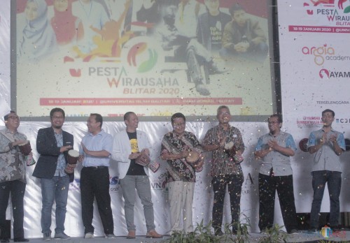 Meriah, pembukaan Pesta Wirausaha Blitar 2020 diharapkan hadirkan ispirasi untuk dunia usaha.(Foto: Aunur Rofiq/BlitarTIMES)
