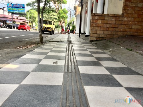 Trotoar ramah disabilitas di Jalan Diponegoro, Kelurahan Sisir, Kecamatan Batu. (Foto: Irsya Richa/MalangTIMES)