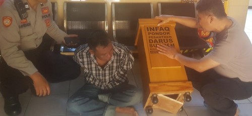 Pelaku saat tertangkap usia beraksi mencuri uang dikotak amal (ist)