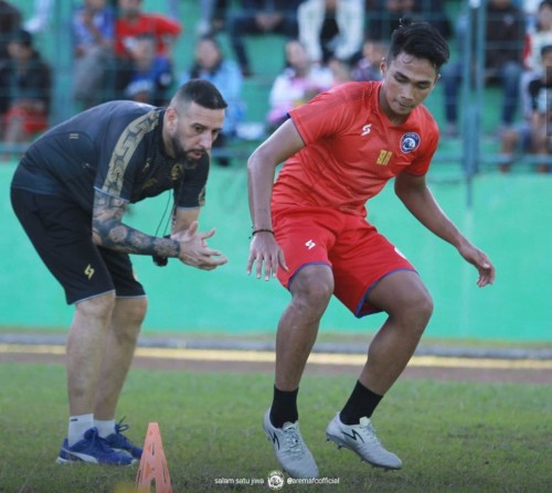 Marcos Gonzales saat memberi materi latihan fisik kepada pemain (official Arema FC)