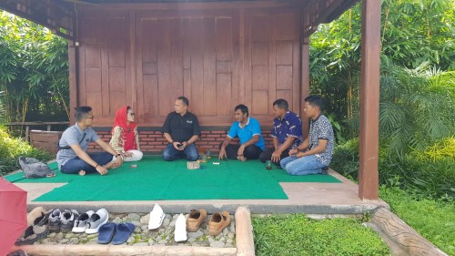 Anggota DPRD Jatim Sri Untari (dua dari kiri) saat berbincang santai mengenai potensi Wisata Kabupaten Malang, Minggu (19/1/2020) (Foto : Istimewa)