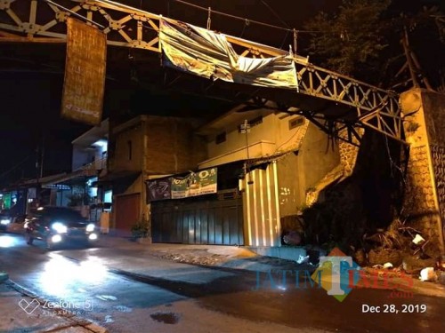 Talang yang melintas di antara kawasan Tanjungrejo dan Bandulan, mengalami rembesan air yang mengganggu pengguna jalan (ist)