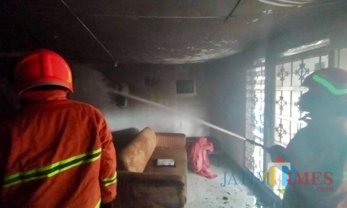 Petugas saat memadamkan api di Jalan Lesti, Kelurahaan Ngaglik, Kecamatan Batu dilalap si jago merah, Minggu (19/1/2020).