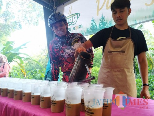 Racikan kopi tanpa gula khas Emosi Kopi Luk Songo. (Foto: Anang Basso / Tulungagung TIMES)