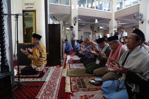 Tito Karnavian saat jadi imam Sholat Jumat di Kantor Kemendagri. (Foto : ist/Puspen Kemendagri)