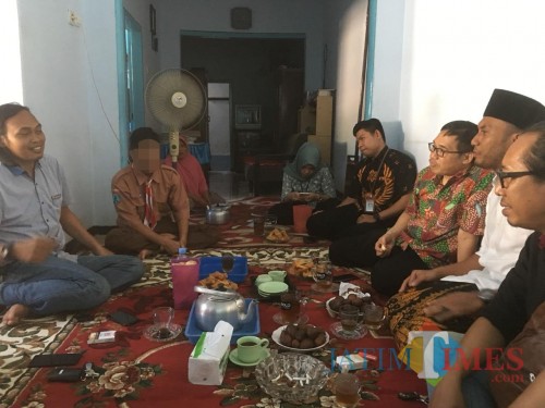 Kepala Plt. BPIP Prof Hariyono (duduk baris kanan dibagian tengah pakai kaca mata) saat mengunjungi kediaman pelaku pembunuhan begal (Foto : Ashaq Lupito)