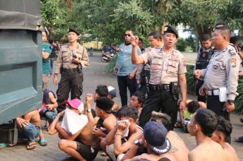 Para anak-anak yang diduga terlibat balap liar saat diamankan petugas (ist)