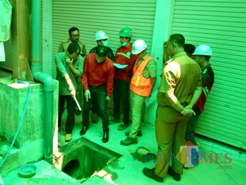 Beberapa anggota Komisi C DPRD Kota Batu saat melakukan sidak pasar sayur tahap dua, Senin (20/1/2020). (Foto: Irsya Richa/MalangTIMES)