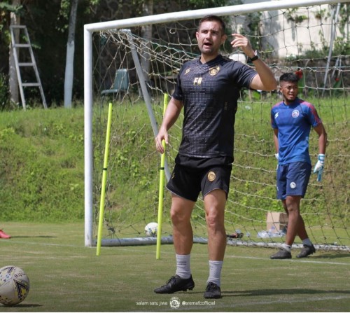 Felipe Americo saat memberikan instruksi kepada kipernya pada TC di Kota Batu (official Arema FC)