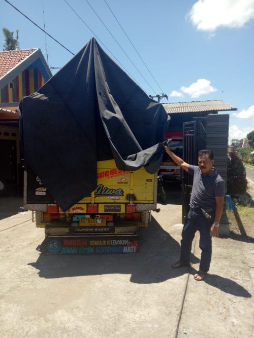 Truk milik Eka Aris yang ditinggalkan pencuri di pinggir jalan