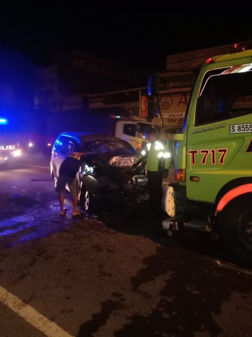 Kondisi mobil Xenia pasca adu moncong di jalan raya Mojoagung Jombang. (Istimewa)
