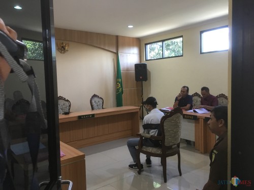 Pelaku pembunuh begal ZA (seragam abu-abu) saat duduk di kursi ruang sidang tirta/ anak Pengadilan Negeri Kepanjen (Foto: Ashaq Lupito / MalangTIMES)