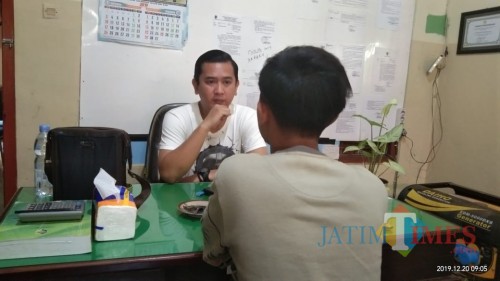 Plt Kabid Penegakan Perda dan Perbup Satpol PP Tulungagung Artista Nindya Putra. (baju putih) (Joko Pramono for Jatim Times)