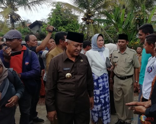 Bupati Malang Sanusi (depan berpeci hitam) saat kunjungan desa (dd Nana)