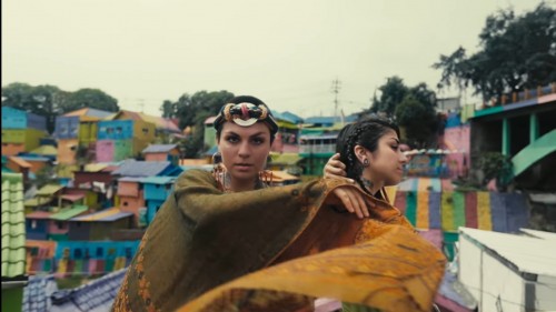 Cuplikan vido klip Krewella berlatar Kampung Warna-Warni Jodipan (video capture Youtube Krewella)