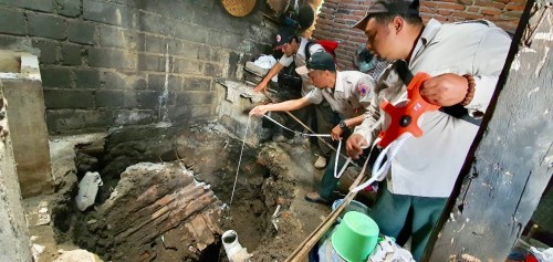 Tim saat mengukur ke dalaman tanah ambles di rumah Norodi Adi Firmansyah, di Jalan Sair Gang 1, Desa Beji, Kecamatan Junrejo, Senin (20/1/2020). (Foto: istimewa)
