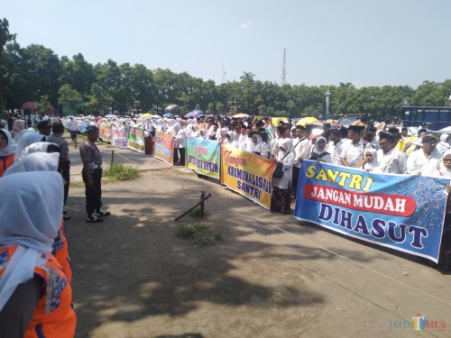 Situasi aksi warga Thoriqoh Shiddiqiyyah di Alun-alun Jombang (Foto: Adi Rosul / JombangTIMES)